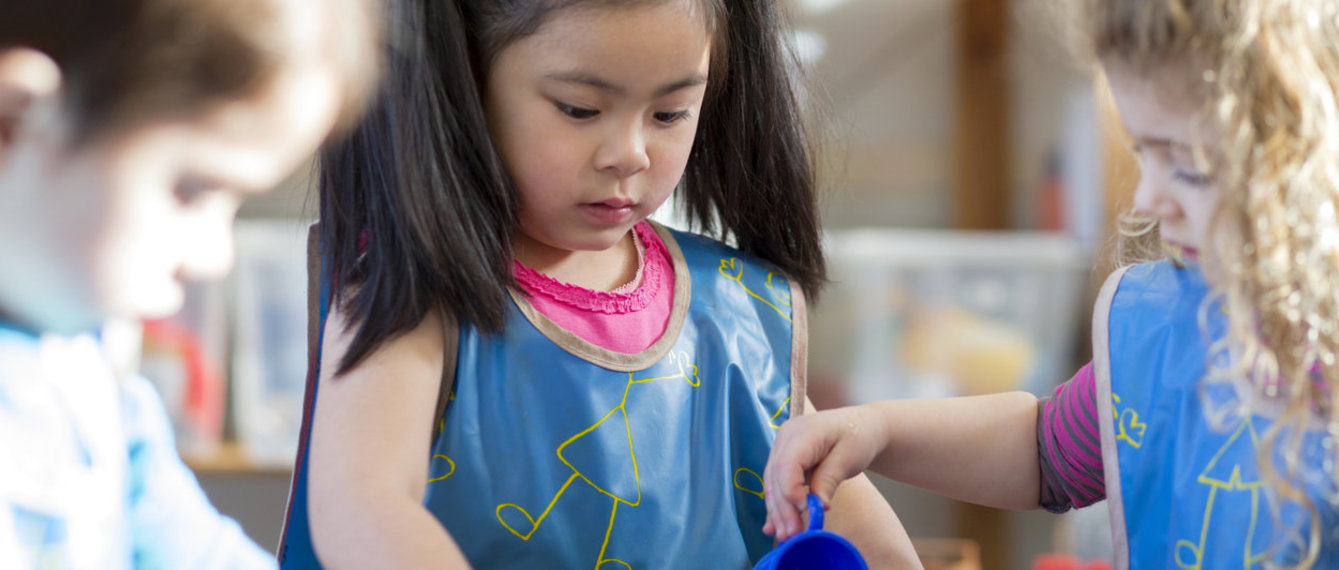 Kinder spielen mit Wasser im Kindergarten