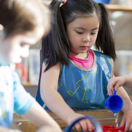 Kinder spielen mit Wasser im Kindergarten